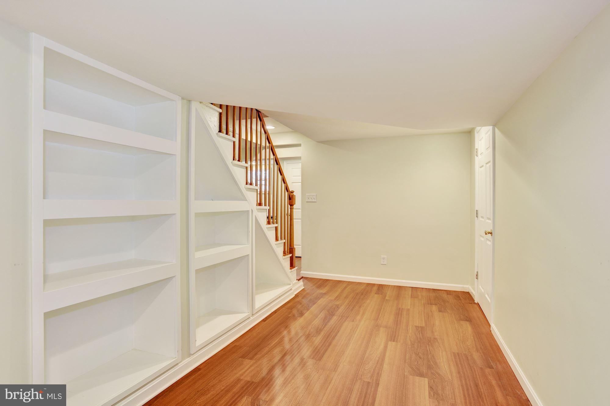 31 Dungarrie Road Baltimore, MD 21228 - Photo 24 of 35 Family Room | Built-In Shelving