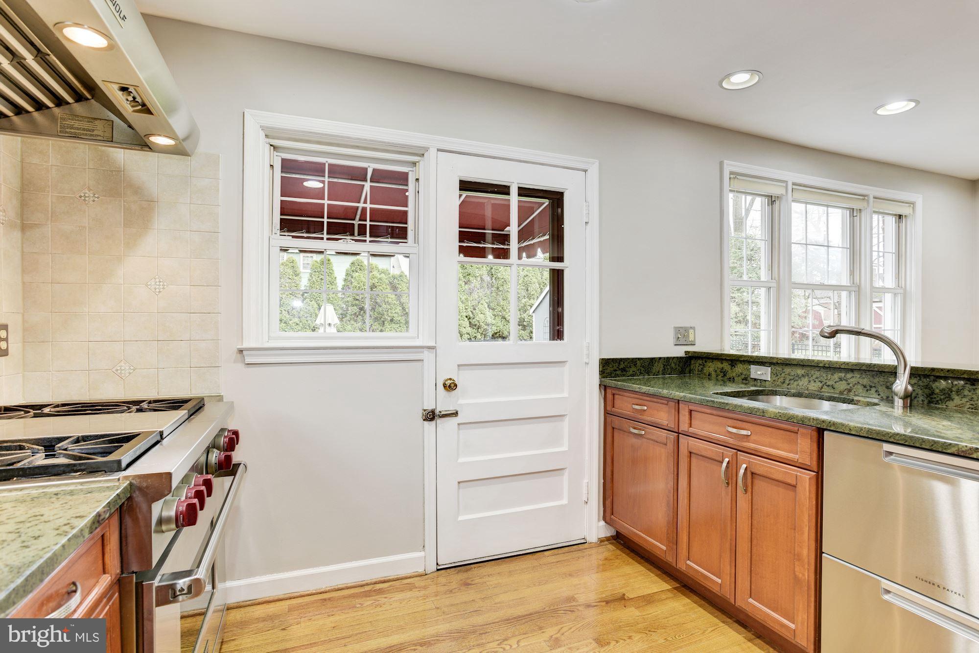 31 Dungarrie Road Baltimore, MD 21228 - Photo 8 of 35 Eat-In Kitchen
