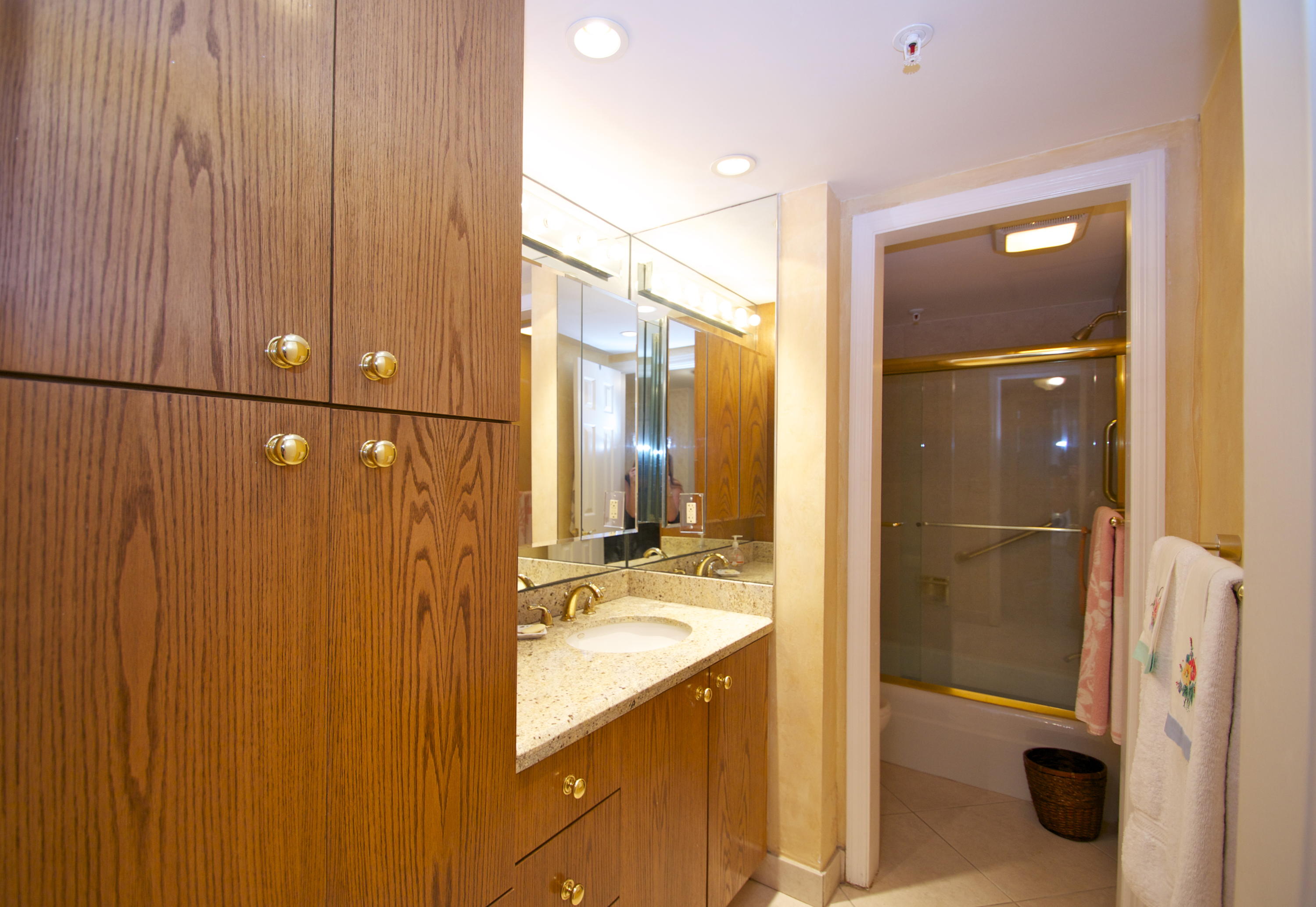 899 Jeffery Street, Unit 115 Boca Raton, FL 33487 - Photo 11 of 29 BATHROOM 1