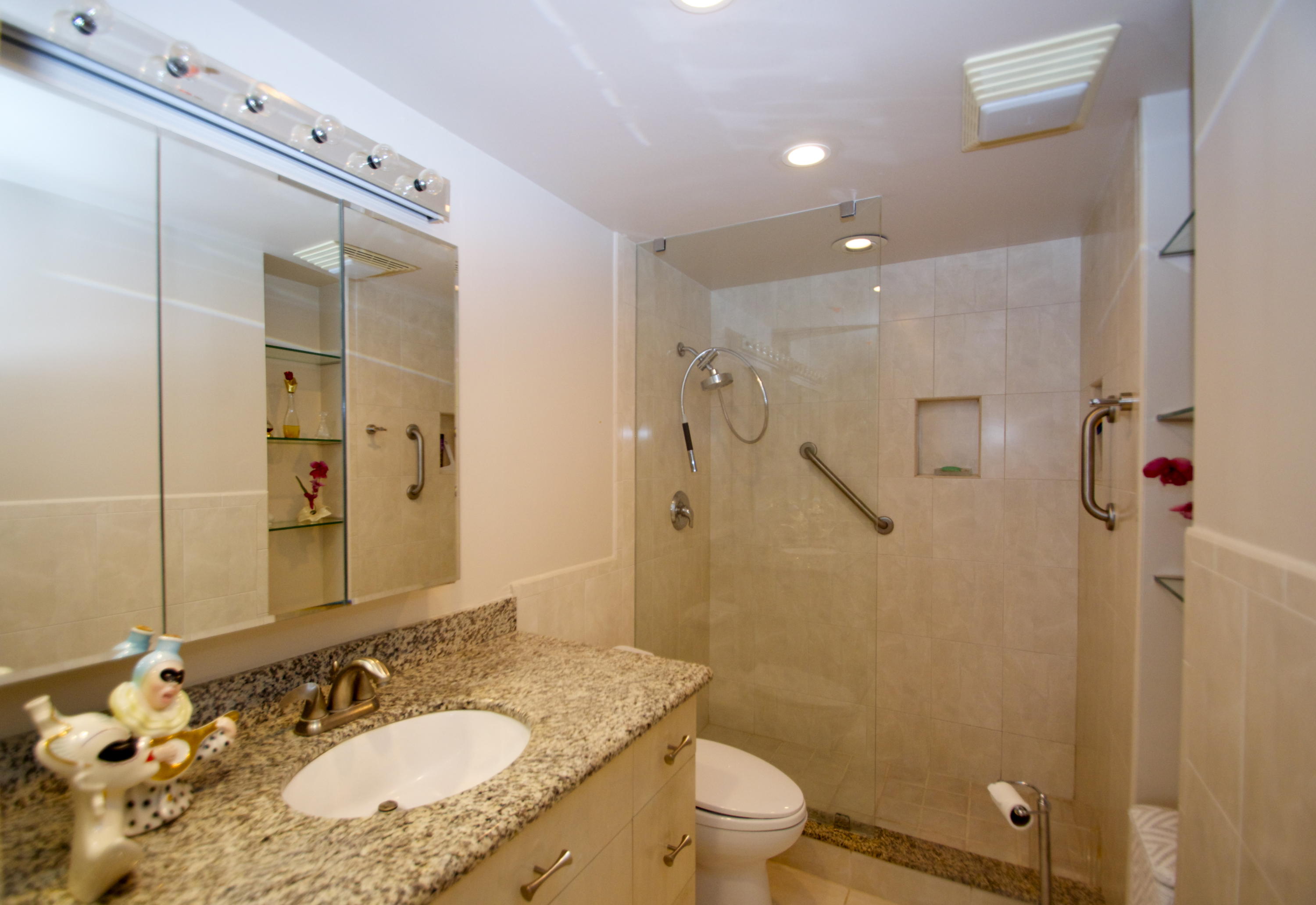899 Jeffery Street, Unit 115 Boca Raton, FL 33487 - Photo 14 of 29 BATHROOM 2