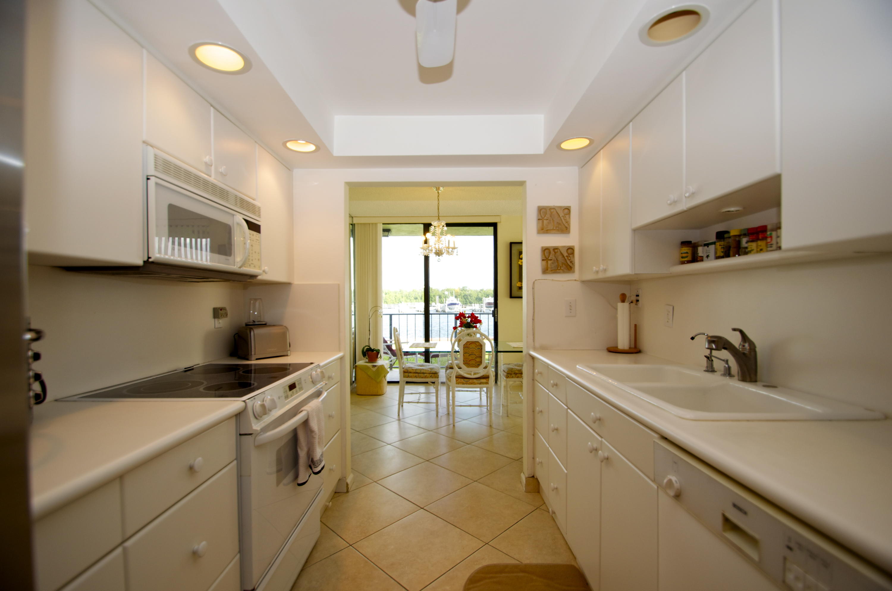 899 Jeffery Street, Unit 115 Boca Raton, FL 33487 - Photo 10 of 29 KITCHEN