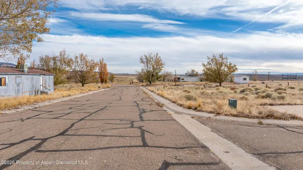 a view of a dry yard with an empty space