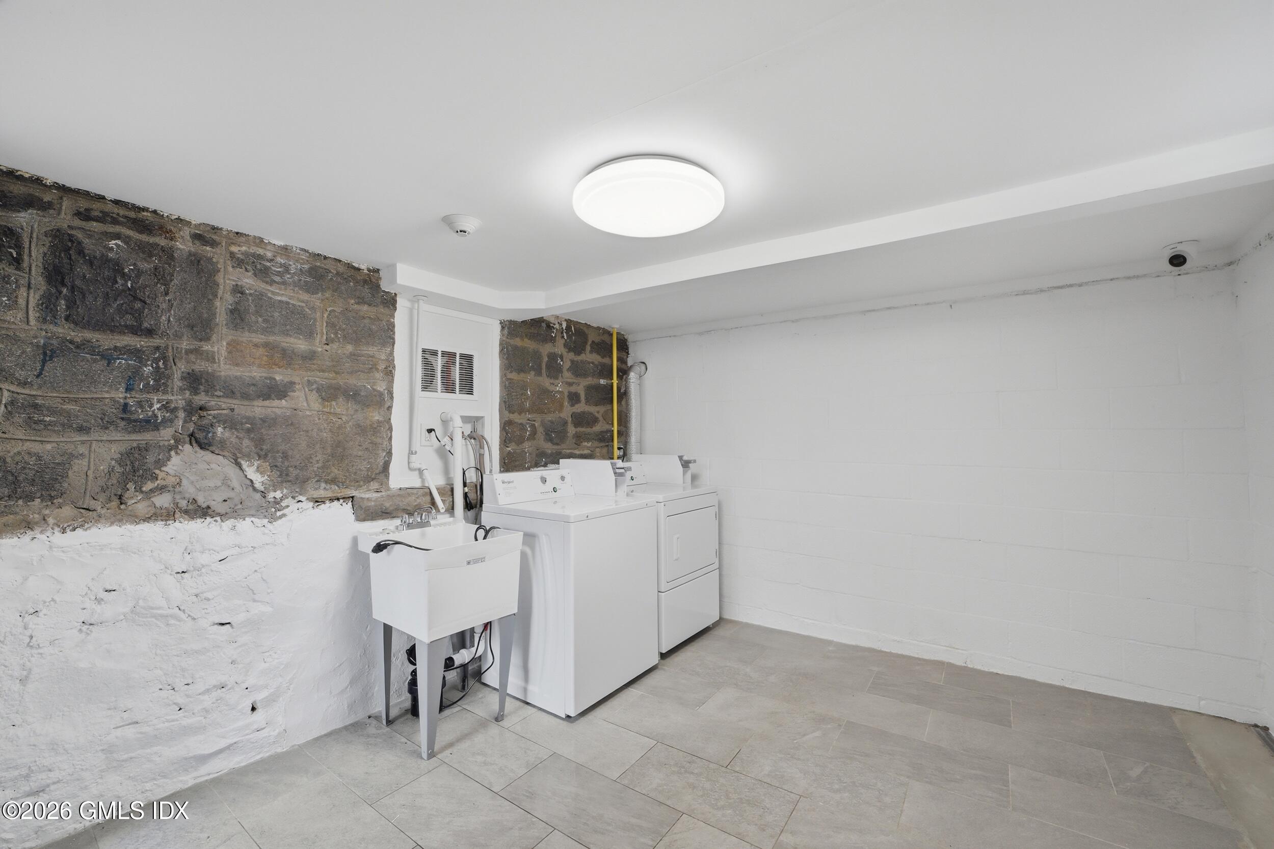 140 Hamilton Avenue, Unit 1 Greenwich, CT 06830 - Photo 12 of 14 a bathroom with a sink and a mirror