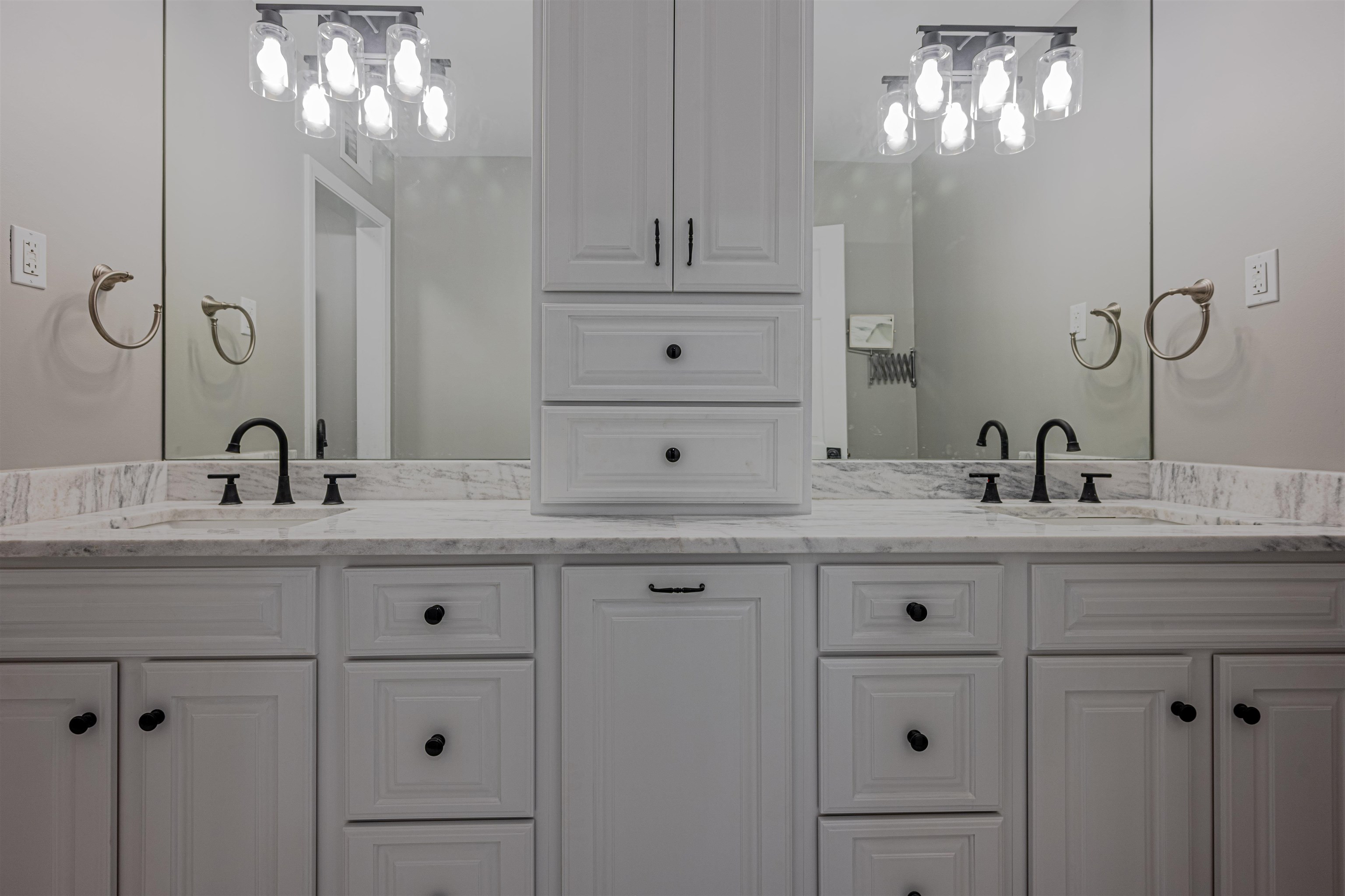 2138 Sonning Drive Germantown, TN 38138 - Photo 22 of 40 a bathroom with double sink and a mirror
