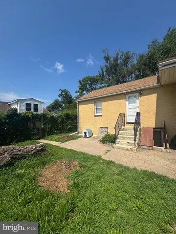 a house view with a backyard space