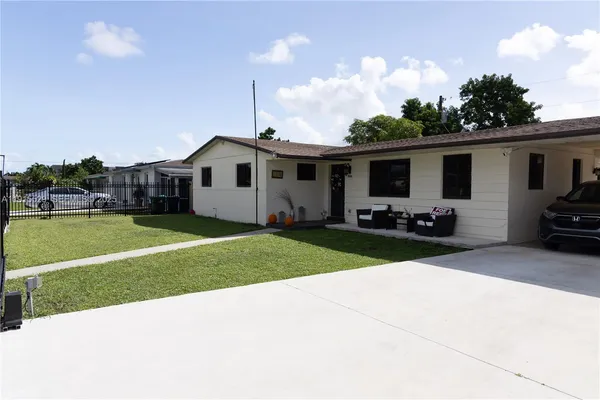 a view of a house with a back yard