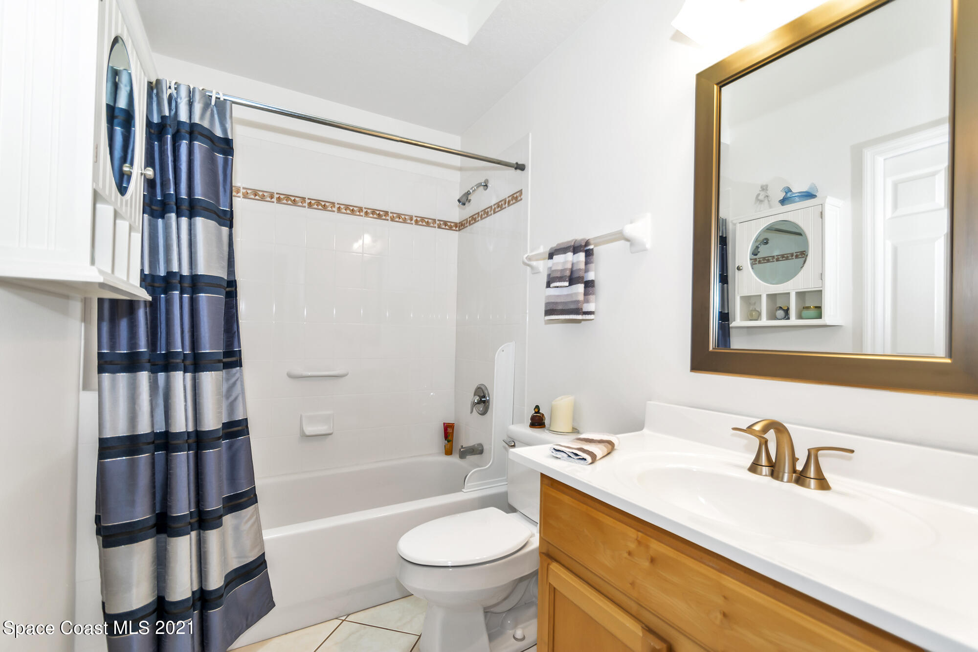 569 Renaissance Avenue Melbourne, FL 32940 - Photo 26 of 34 a bathroom with a sink toilet and shower
