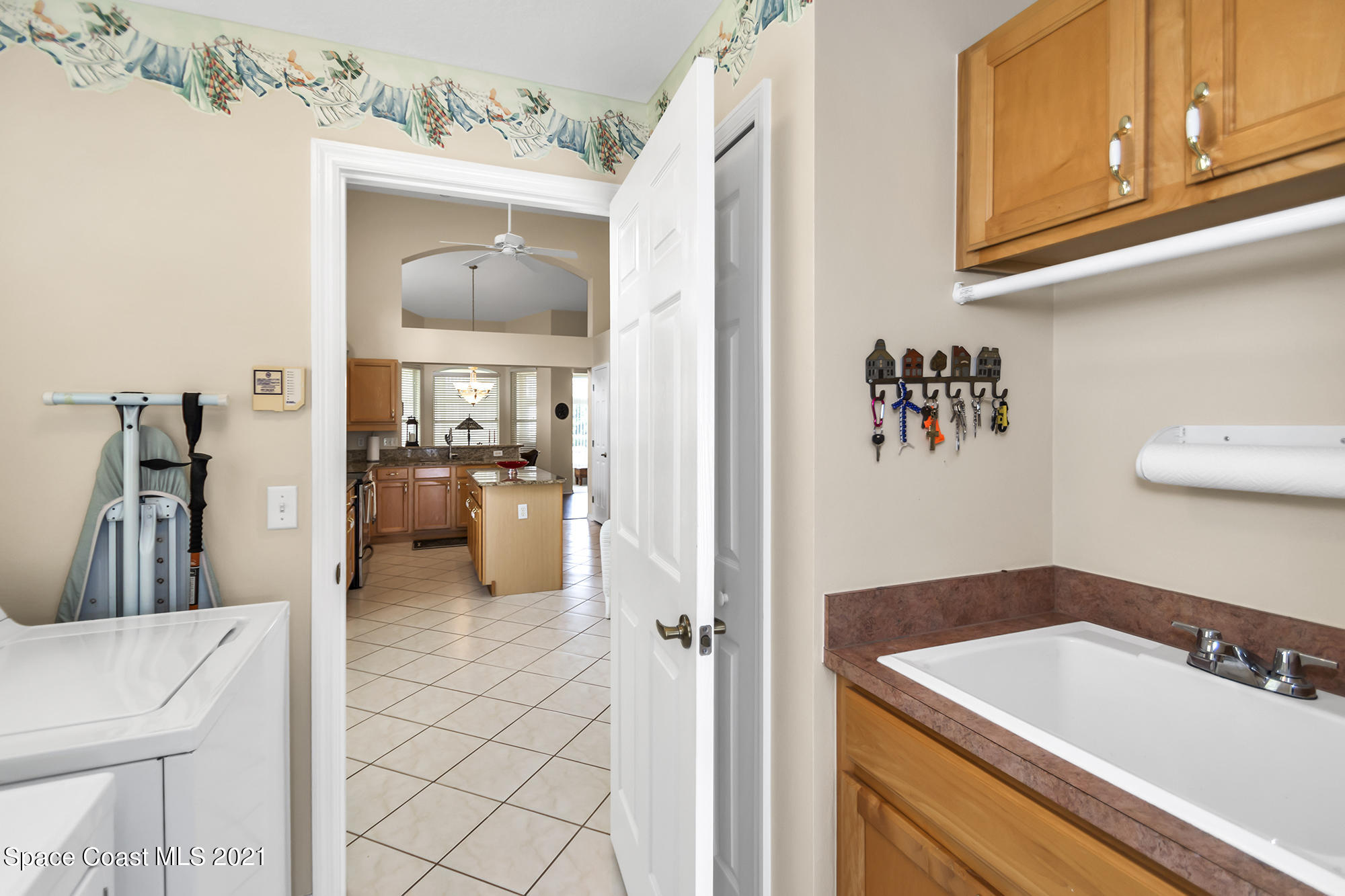 569 Renaissance Avenue Melbourne, FL 32940 - Photo 30 of 34 a bathroom with a sink a vanity and mirror