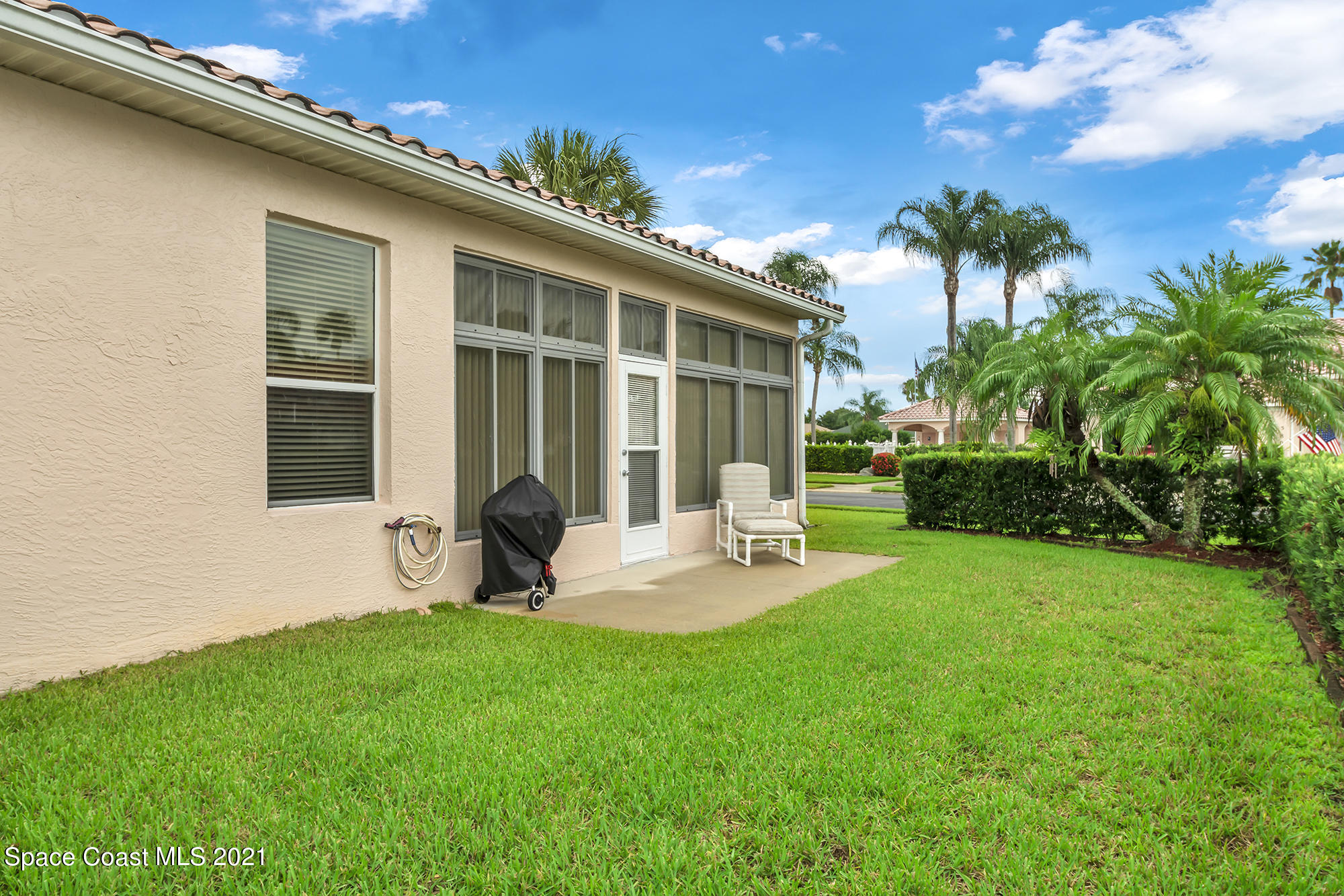 569 Renaissance Avenue Melbourne, FL 32940 - Photo 33 of 34 a view of a backyard with table and chairs and a garden