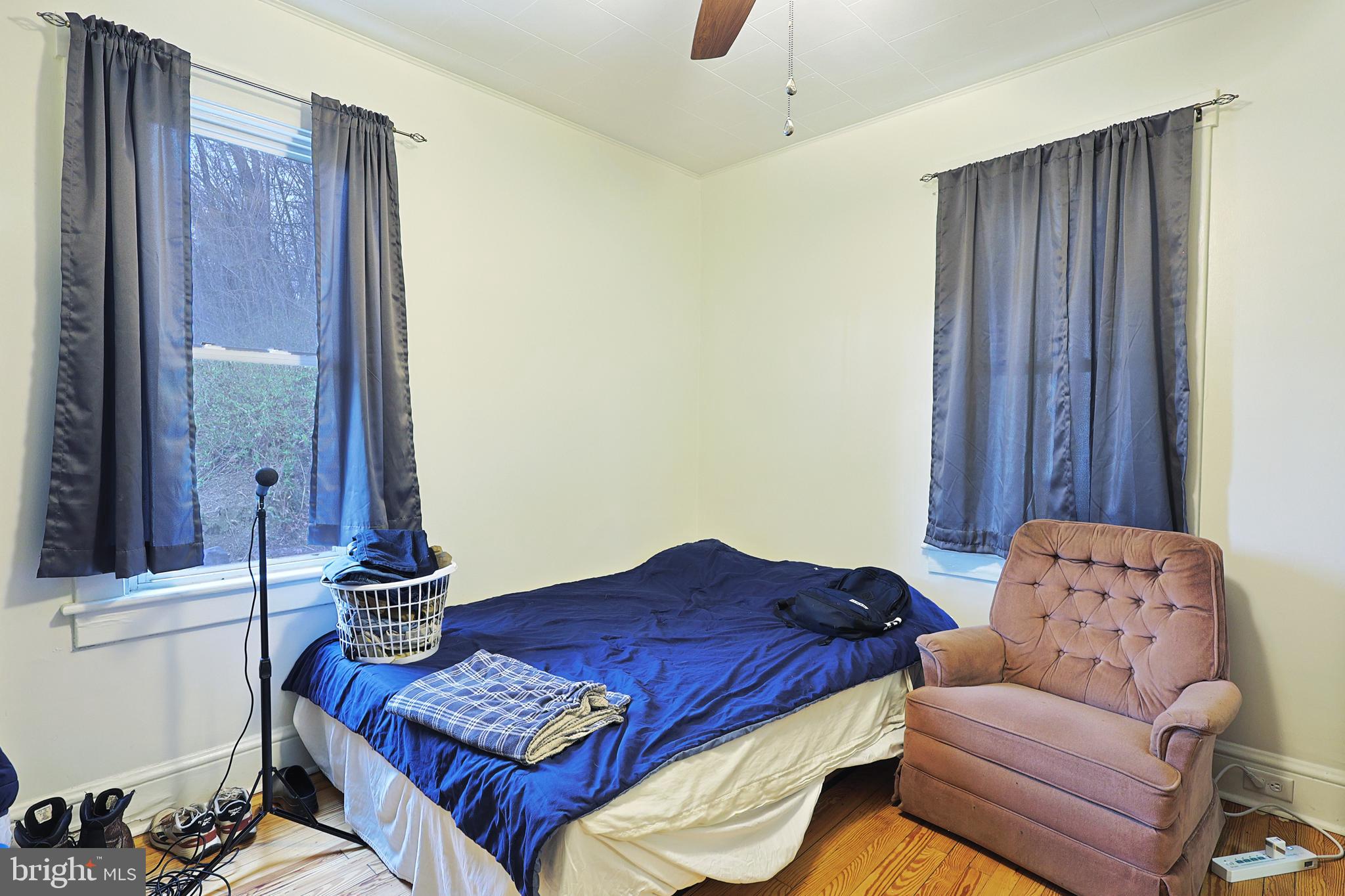 11305 Creek Road Southeast Cumberland, MD 21502 - Photo 10 of 47 a living room with furniture and a mirror
