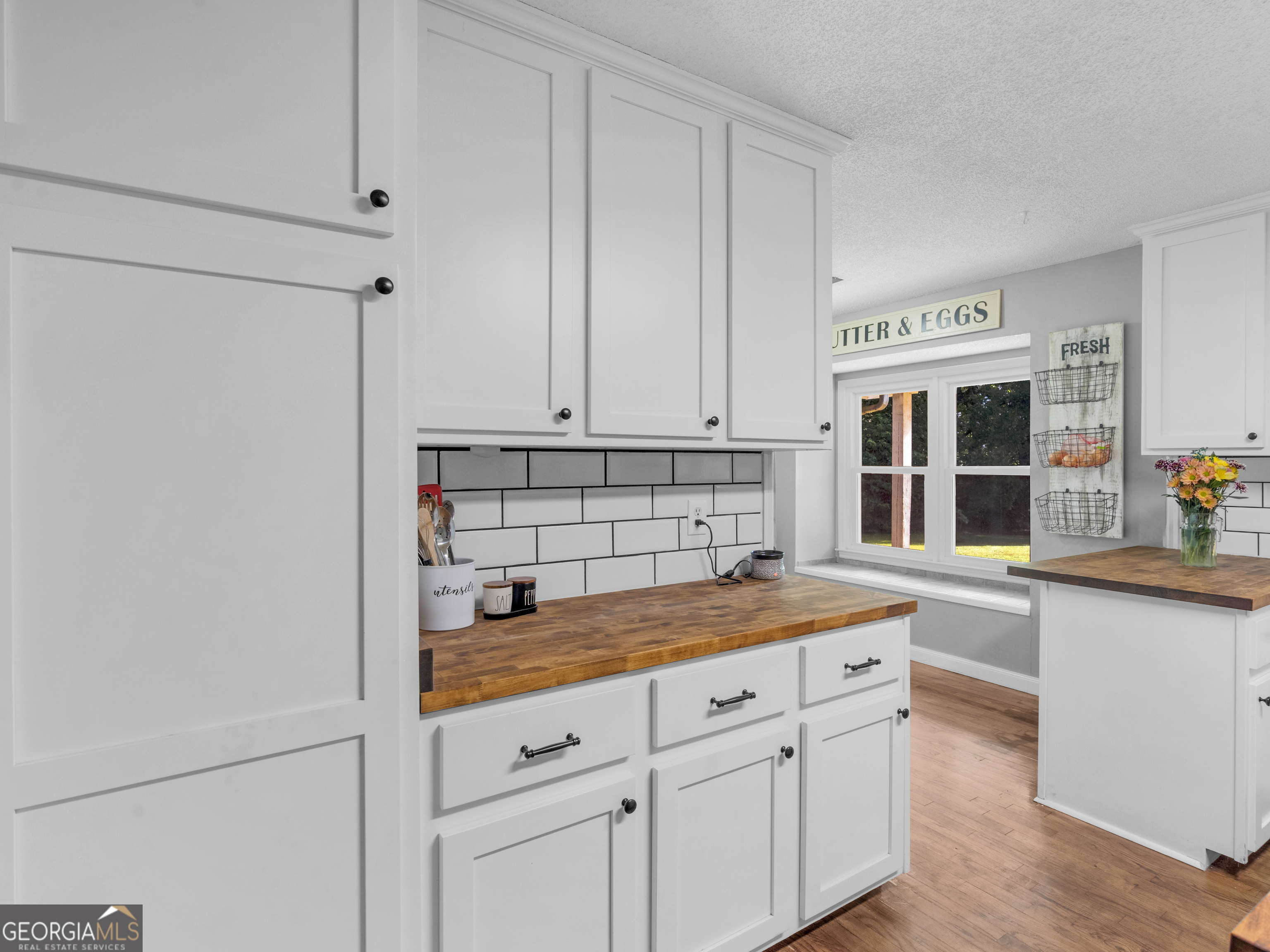 4939 Highway 19 Zebulon, GA 30295 - Photo 19 of 70 a kitchen with granite countertop white cabinets and white appliances