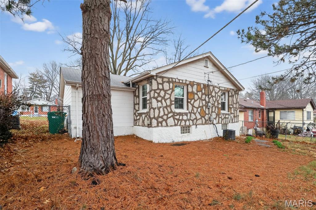 8124 Titus Road St. Louis, MO 63114 - Photo 3 of 30 Gallery Image 3