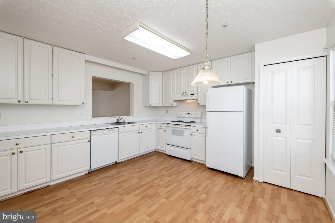 9319 Ridings Way Laurel, MD 20723 - Photo 11 of 44 Kitche