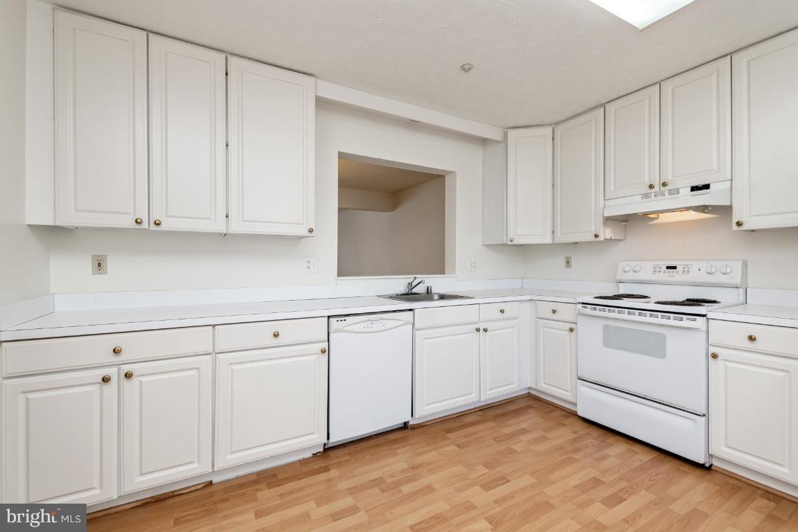 9319 Ridings Way Laurel, MD 20723 - Photo 10 of 44 Kitchen
