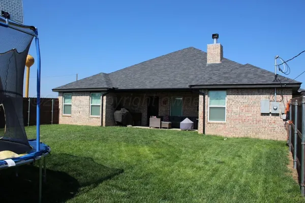 a view of a house with backyard and garden