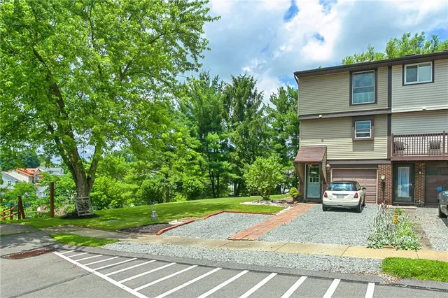 $205,000 | 301 Holland Court, Coraopolis, PA 15108