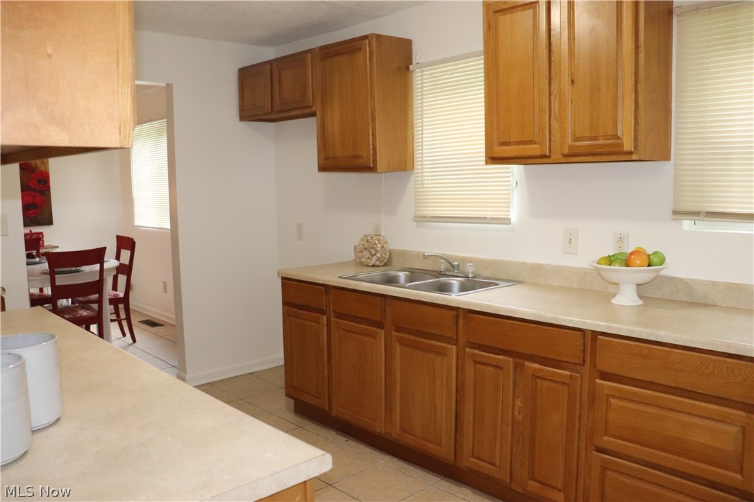 1977 Cliffview Road Cleveland, OH 44121 - Photo 6 of 10 Kitchen