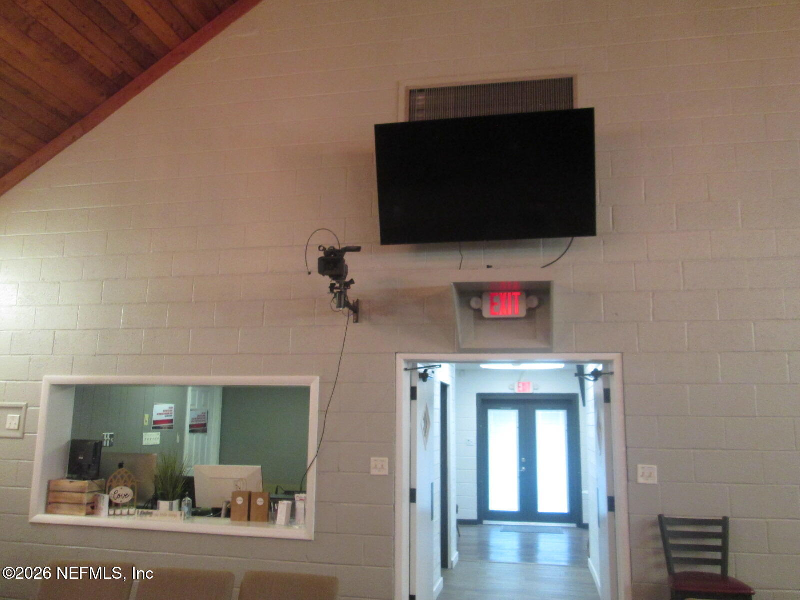 555 Highway 16 St. Augustine, FL 32084 - Photo 33 of 60 a living room with a flat screen tv and outdoor view