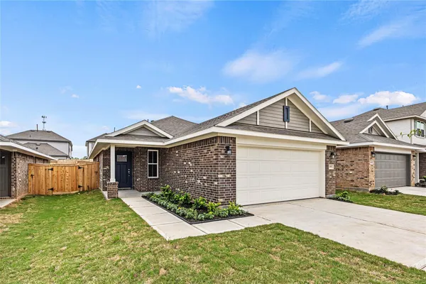 $270,900 | 4402 West Bayou Maison Circle, Dickinson, TX 77539