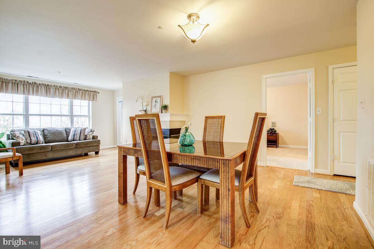 402 Ridgepoint Place, Unit 16 Gaithersburg, MD 20878 - Photo 8 of 33 Living Dining Combo