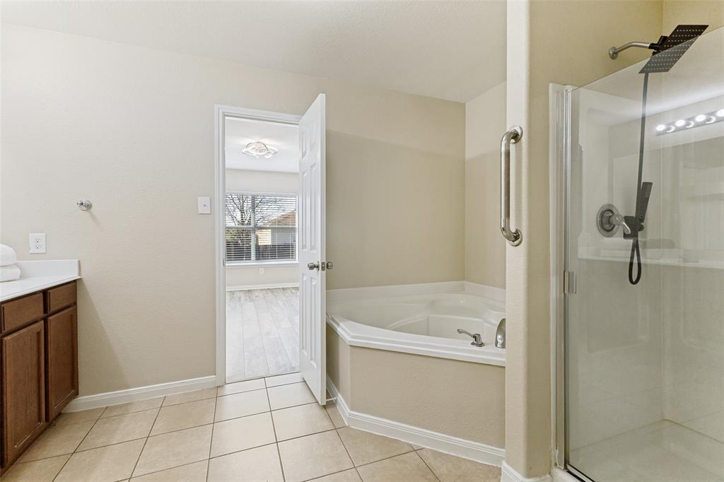 192 Buffalo Ridge Road Newark, TX 76071 - Photo 20 of 33 Primary Bath with garden tub and separate shower