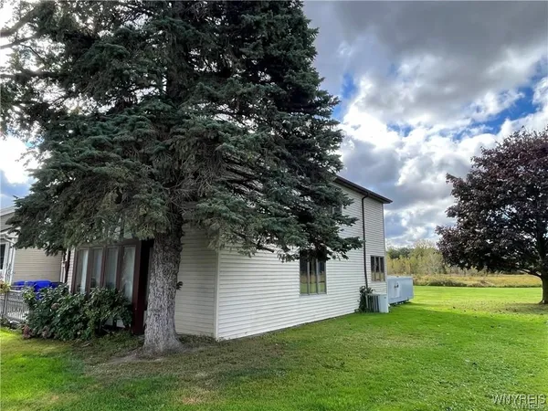 $2,600 | 3279 Clinton Street, Unit 2, West Seneca, NY 14224