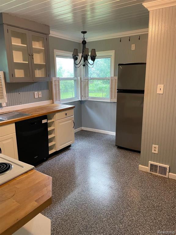 19796 Holiday Road Grosse Pointe Woods, MI 48236 - Photo 15 of 23