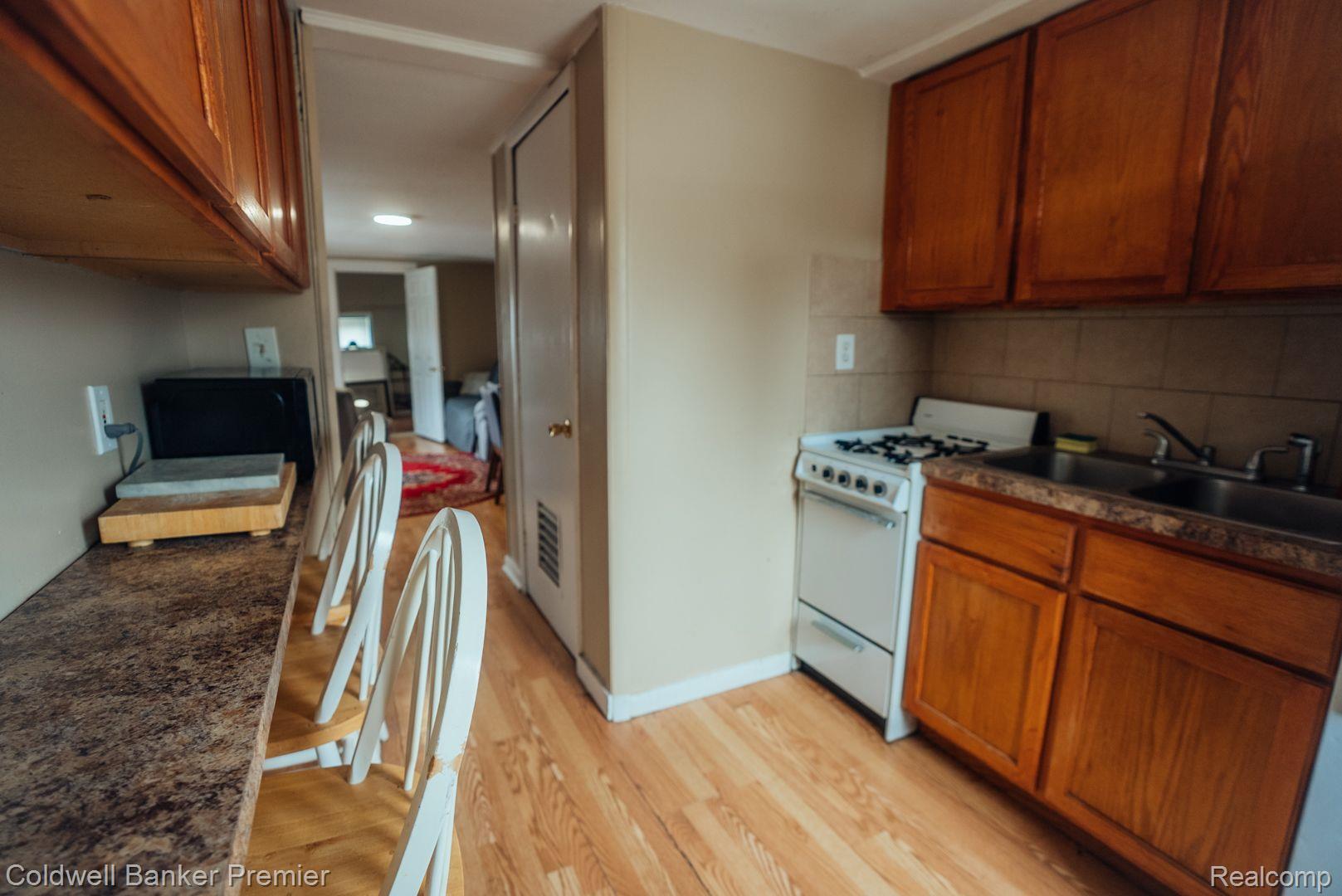39 Heights Road Lake Orion, MI 48362 - Photo 19 of 29 Upper Level Kitchen
