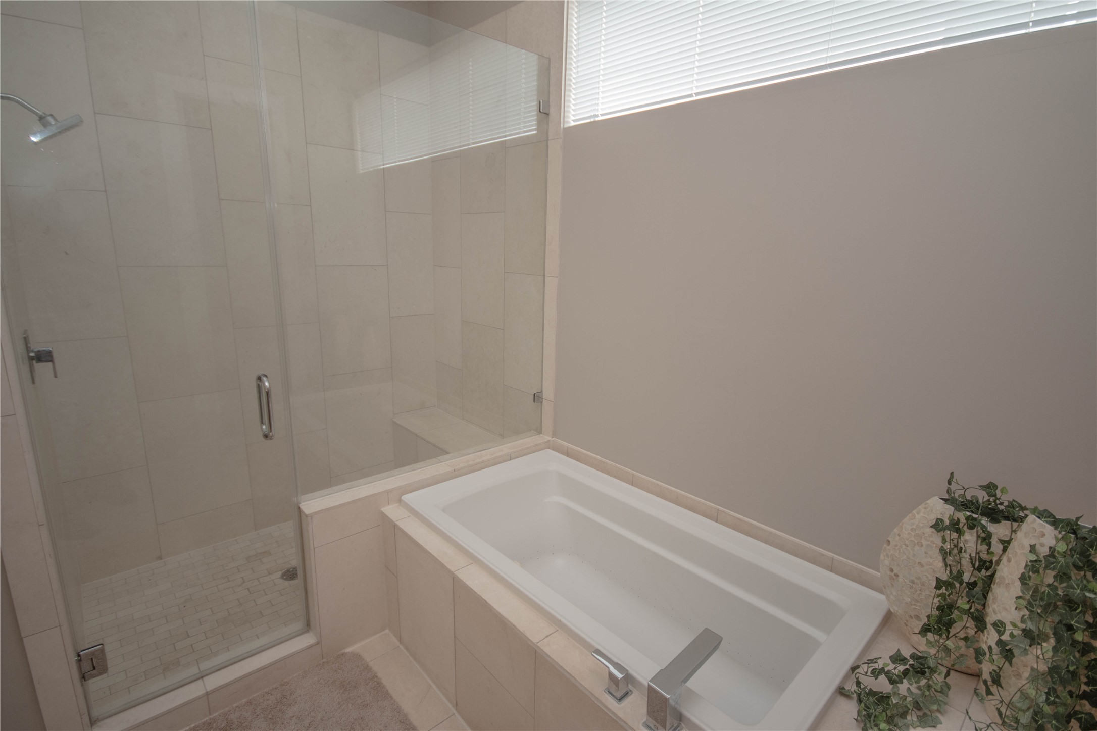 2423 West Main Street, Unit B Houston, TX 77098 - Photo 21 of 45 a bathroom with a bathtub