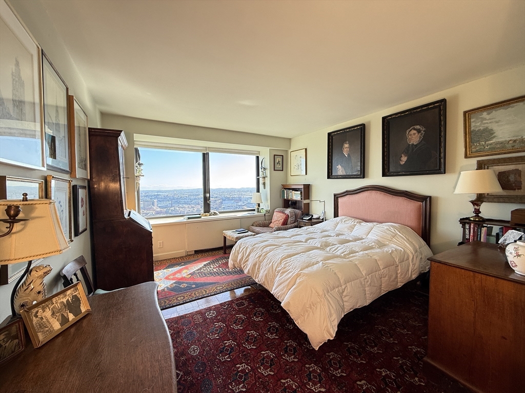 65 East India Row, Unit PHF Boston, MA 02110 - Photo 11 of 13 a bedroom with a large bed and a window