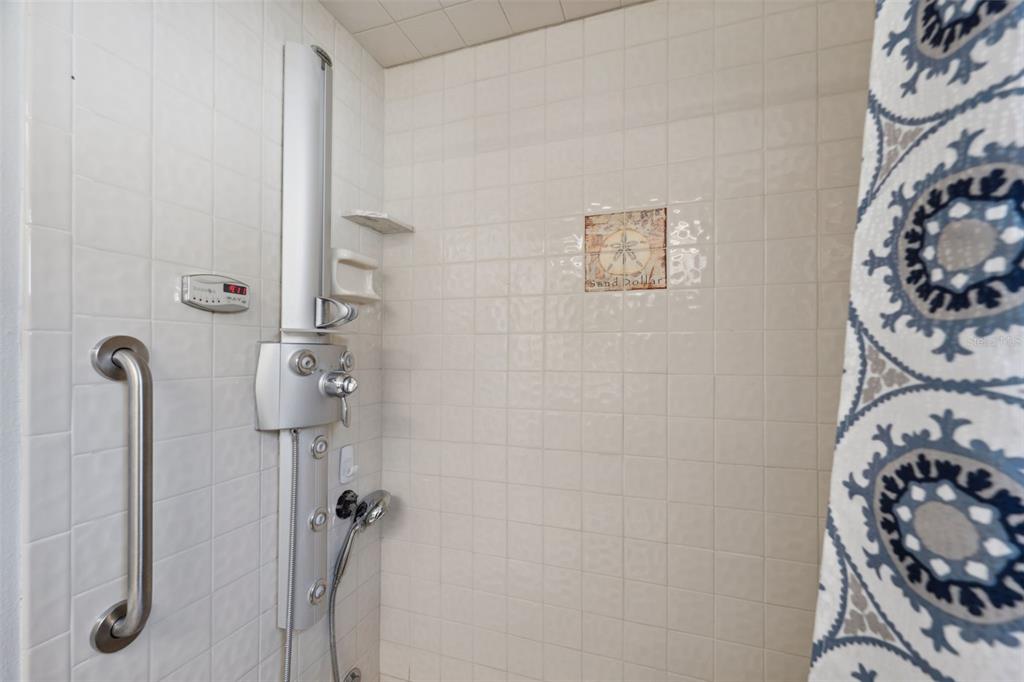 2102 Laredo Avenue Spring Hill, FL 34608 - Photo 26 of 51 Primary Bathroom