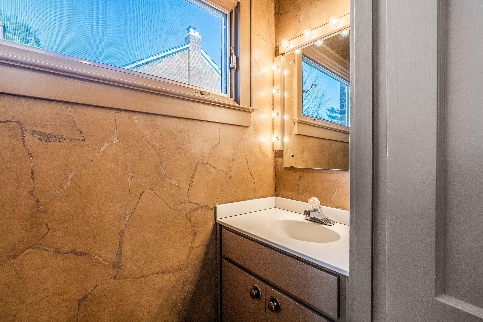 115 South Remington Road Bexley, OH 43209 - Photo 32 of 91 Half Bathroom