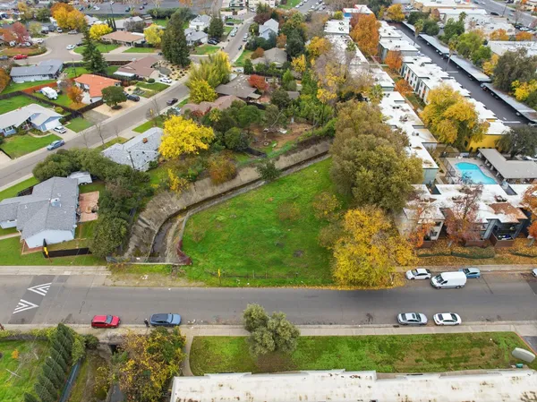 a view of yard with green space