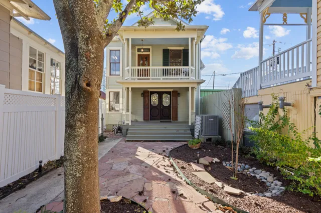 $2,000 | 611 Church Street, Galveston, TX 77550