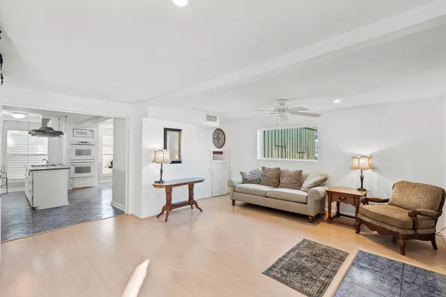 $2,000 | 611 Church Street, Galveston, TX 77550