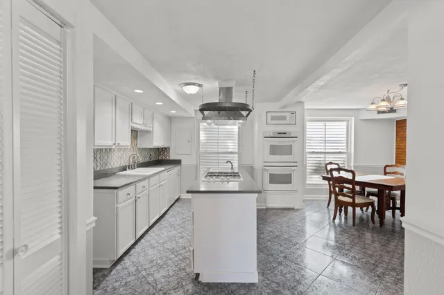 $2,000 | 611 Church Street, Galveston, TX 77550