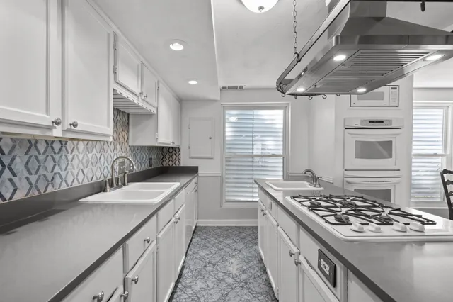 $2,000 | 611 Church Street, Galveston, TX 77550