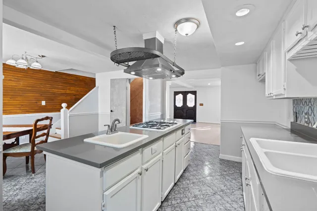 $2,000 | 611 Church Street, Galveston, TX 77550