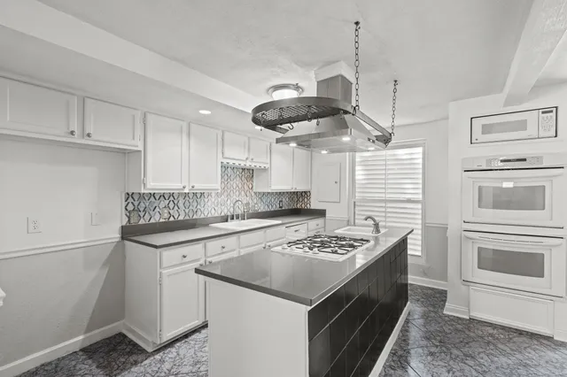 $2,000 | 611 Church Street, Galveston, TX 77550