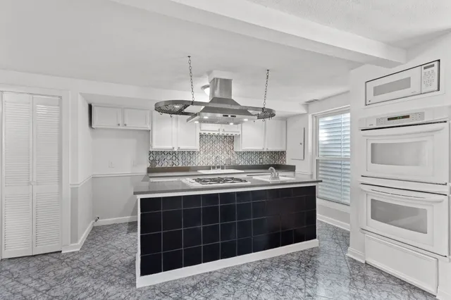 $2,000 | 611 Church Street, Galveston, TX 77550