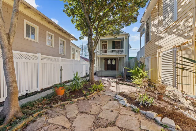 $2,000 | 611 Church Street, Galveston, TX 77550