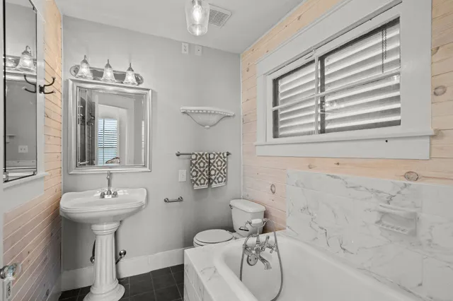 $2,000 | 611 Church Street, Galveston, TX 77550