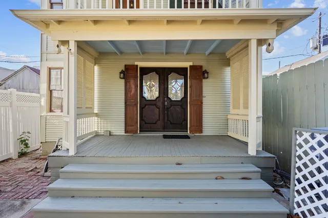 $2,000 | 611 Church Street, Galveston, TX 77550