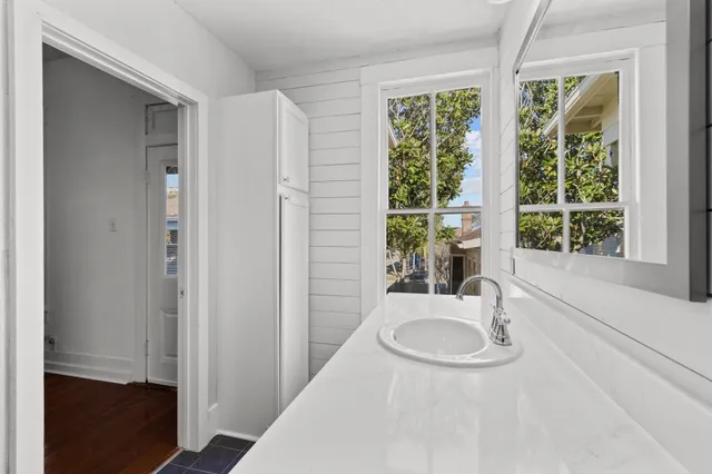 $2,000 | 611 Church Street, Galveston, TX 77550