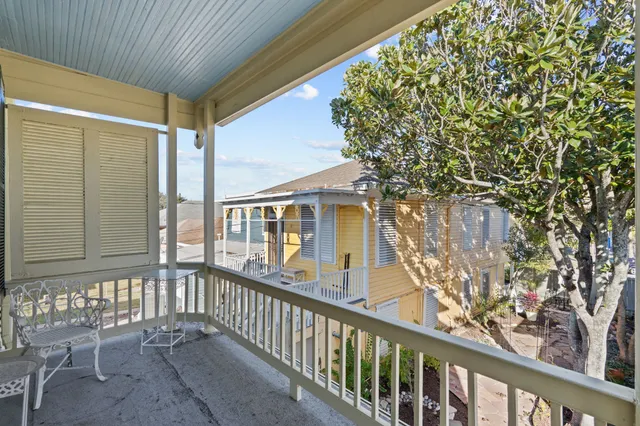 $2,000 | 611 Church Street, Galveston, TX 77550