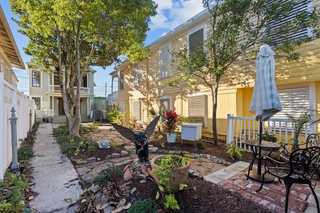 $2,000 | 611 Church Street, Galveston, TX 77550