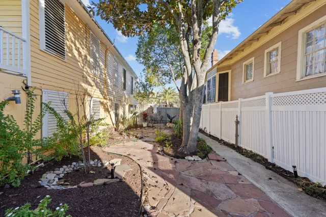 $2,000 | 611 Church Street, Galveston, TX 77550