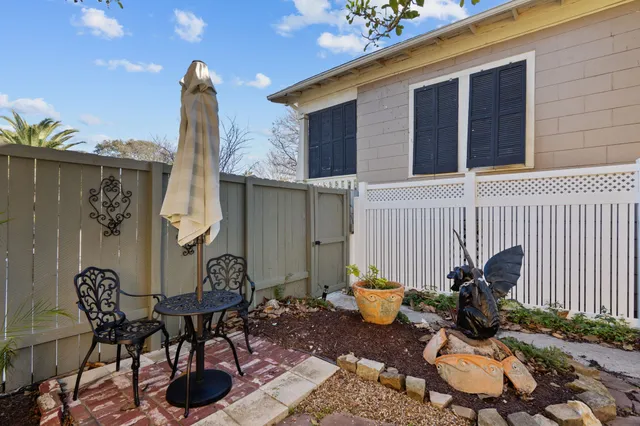 $2,000 | 611 Church Street, Galveston, TX 77550