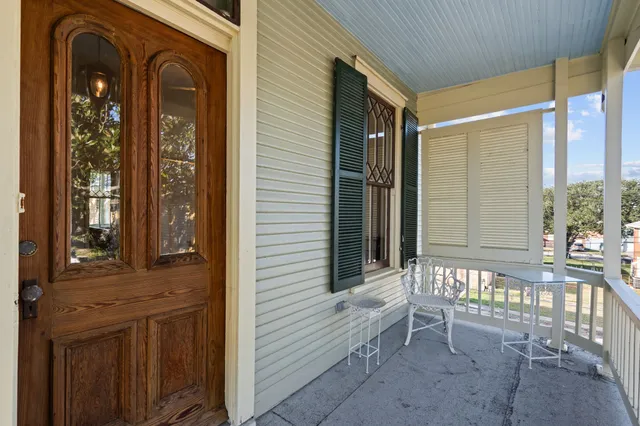 $2,000 | 611 Church Street, Galveston, TX 77550