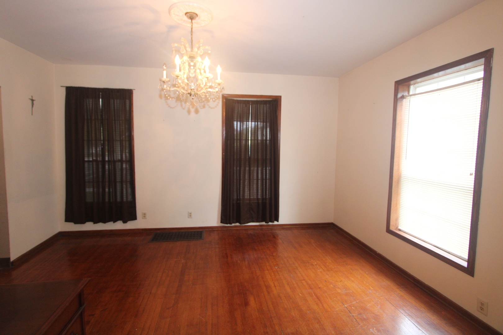 620 Oneida Street Joliet, IL 60435 - Photo 11 of 28 wooden floor and windows in an empty room